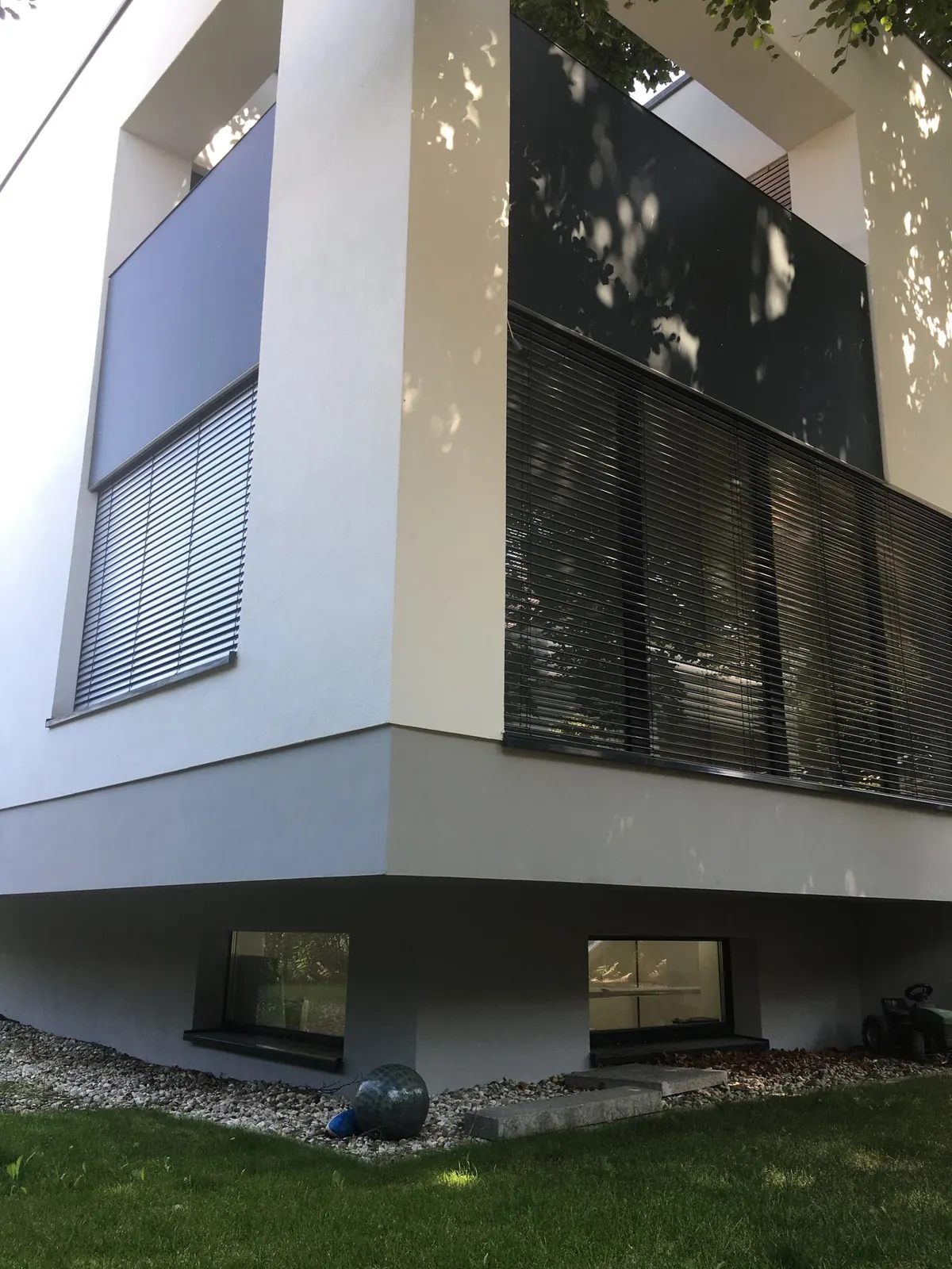 Haus D in Ingelheim: auskragender Baukörper mit Glasecke