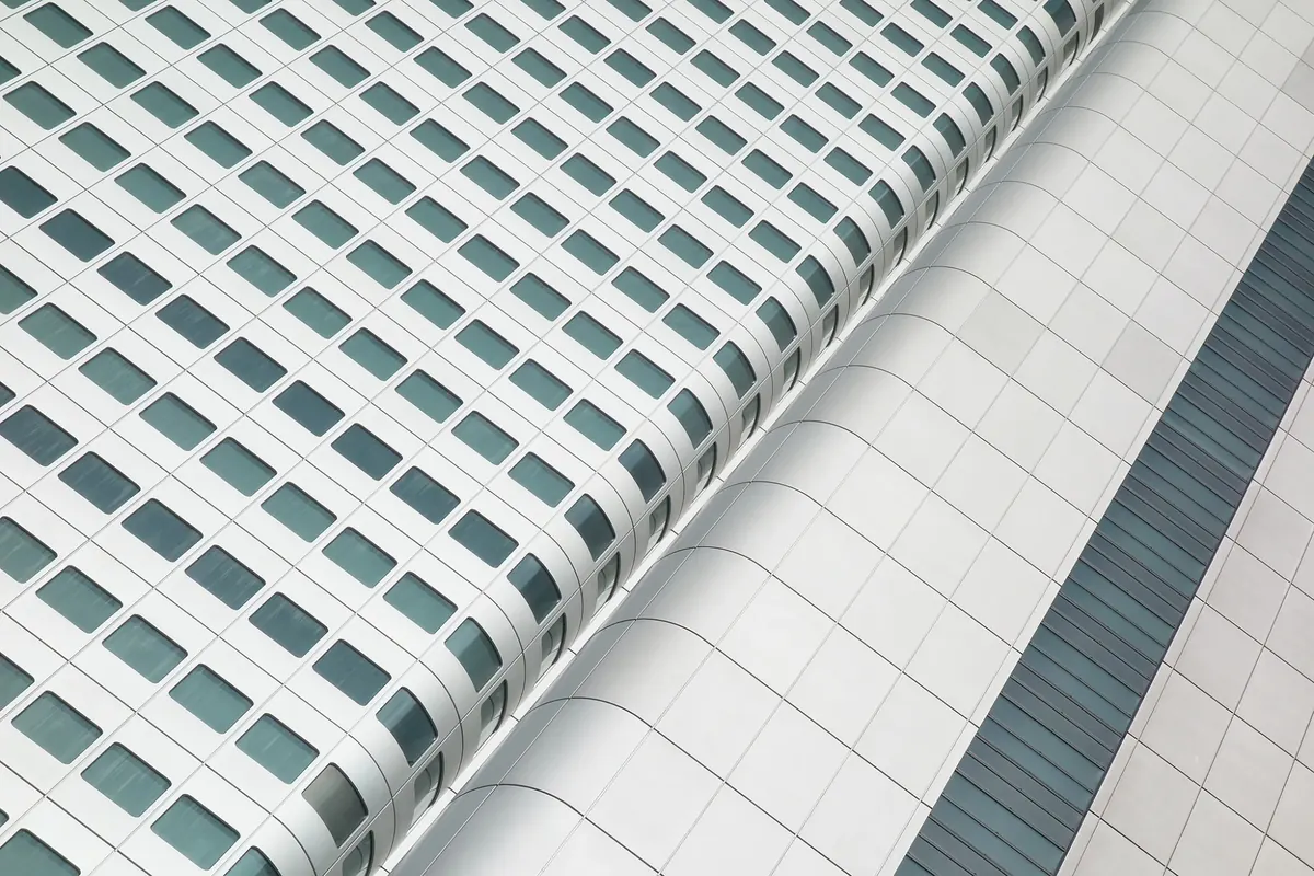 Fassade eines Hochhauses mit regelmäßigen Fensterbändern, steil von unten gesehen
